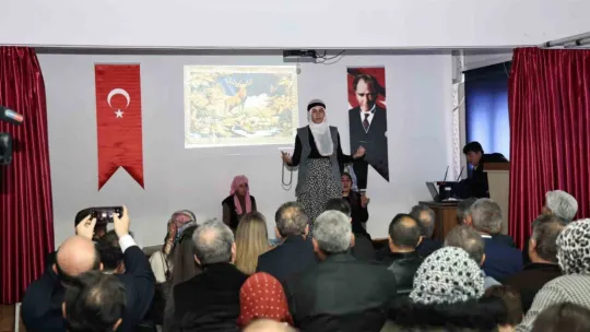 Başkan Yalçın Süleymanlılı öğrencilerin Çanakkale Tiyatrosu'nu izledi