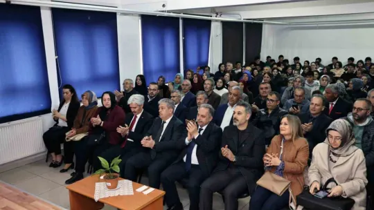 Başkan Yalçın Süleymanlılı öğrencilerin Çanakkale Tiyatrosu'nu izledi