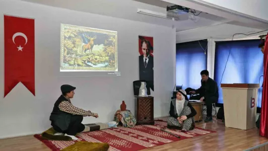 Başkan Yalçın Süleymanlılı öğrencilerin Çanakkale Tiyatrosu'nu izledi
