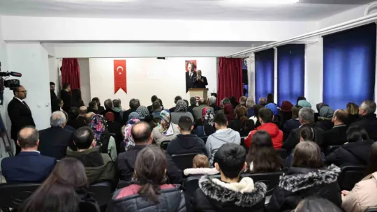 Başkan Yalçın Süleymanlılı öğrencilerin Çanakkale Tiyatrosu'nu izledi
