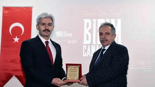 Başkan Yalçın Süleymanlılı öğrencilerin Çanakkale Tiyatrosu'nu izledi