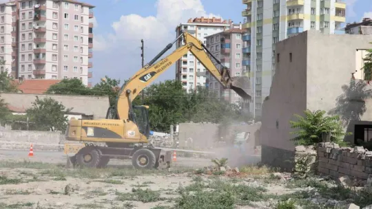 Battalgazi'de 23 blok, bin dairelik 2. etap için ilk yıkım başladı
