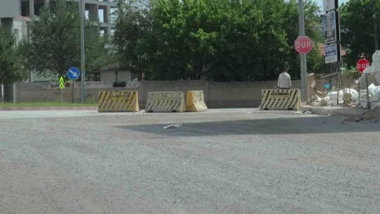 Belediyenin 2 aydır sermediği asfalt mahalle halkını isyan ettirdi
