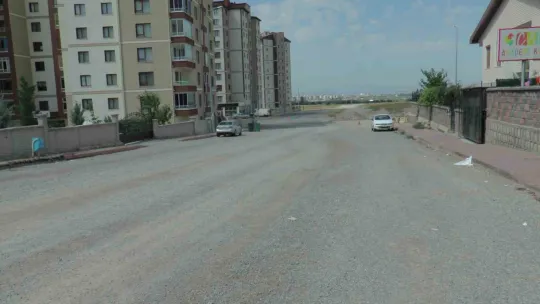 Belediyenin 2 aydır sermediği asfalt mahalle halkını isyan ettirdi