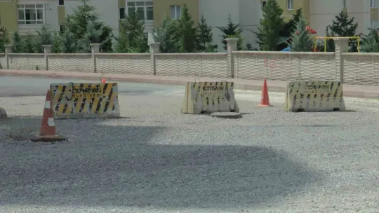 Belediyenin 2 aydır sermediği asfalt mahalle halkını isyan ettirdi