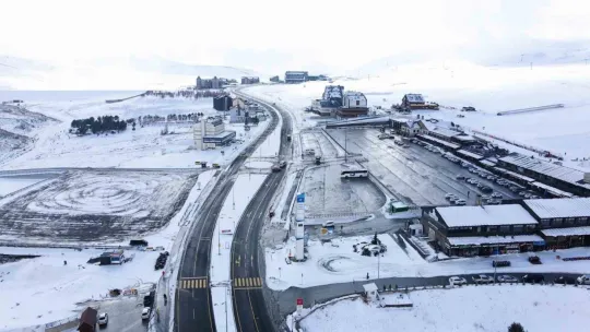 Beyaza bürünen Erciyes'te kartpostallık görüntüler