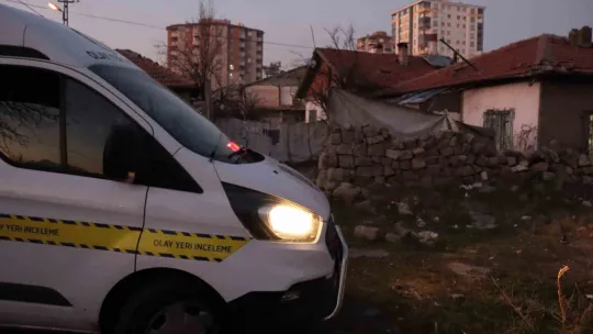 Bıçağın üzerine düşen kadın ağır yaralandı