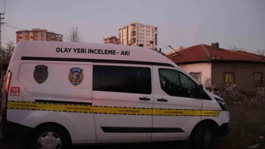 Bıçağın üzerine düşen kadın ağır yaralandı