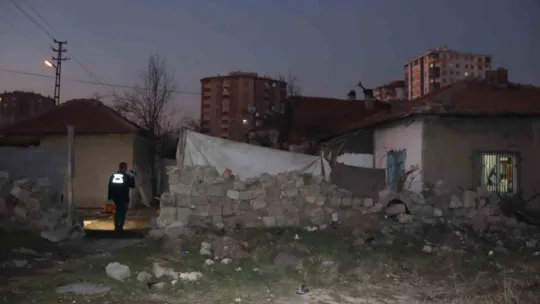 Bıçağın üzerine düşen kadın ağır yaralandı