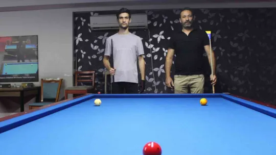 Bilardoda tek rakibi babası