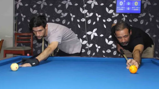 Bilardoda tek rakibi babası