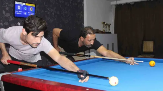 Bilardoda tek rakibi babası