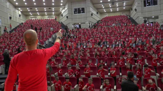 Bin 200 minik öğrenci ile '29 Ekim Cumhuriyet Bayramı Konseri'