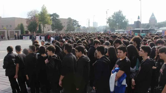 Bin 200 öğrenciden 'İstiklal Marşı' şöleni