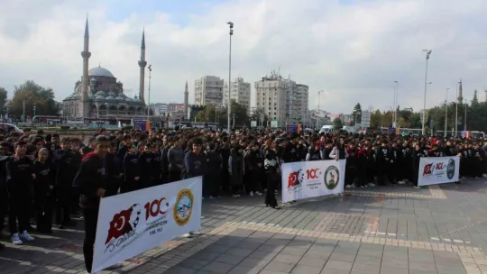 Bin 200 öğrenciden 'İstiklal Marşı' şöleni