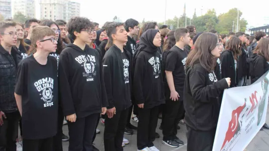 Bin 200 öğrenciden 'İstiklal Marşı' şöleni