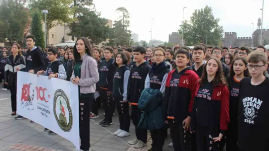 Bin 200 öğrenciden 'İstiklal Marşı' şöleni