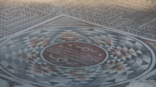 Bin 700 yıllık mozaiklerde üç boyutlu desenler
