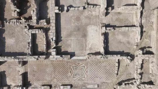 Bin 700 yıllık mozaiklerde üç boyutlu desenler