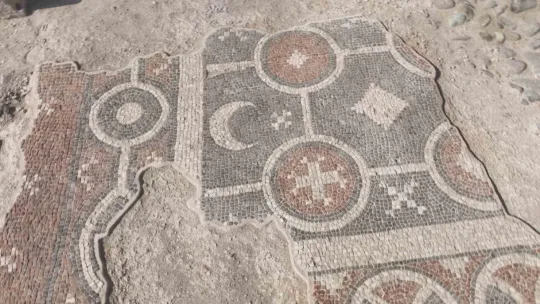 Bin 700 yıllık mozaiklerde üç boyutlu desenler