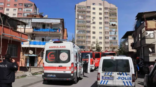 Binadaki malzemeler yandı, 1 kişi zehirlendi