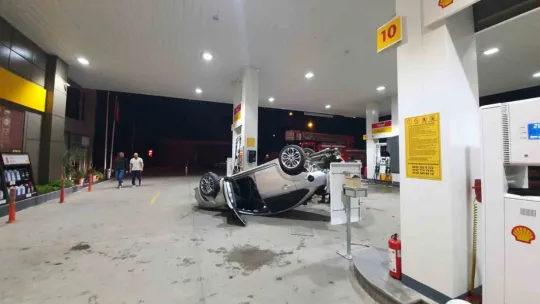 Bir anda akaryakıt istasyonuna girmeye çalıştı, ortalığı savaş alanına döndürdü