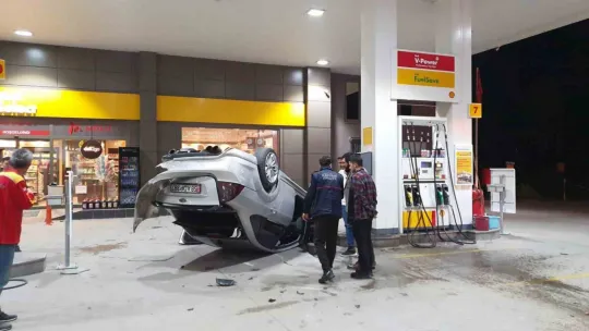 Bir anda akaryakıt istasyonuna girmeye çalıştı, ortalığı savaş alanına döndürdü