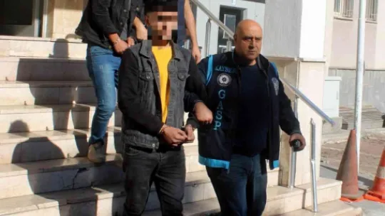 Birlikte gezintiye çıktıkları arkadaşlarının telefonunu gasp eden gençler gözaltına alındı