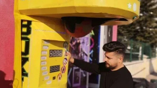 Boks makinesinden hırsızlık yaptılar