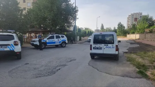 Boşanma aşamasındaki eşinin yüzünü cam parçasıyla kesti