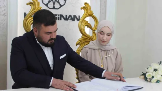 Bu çiftler evlilik yıl dönümünü 4 yılda bir kutlayacak