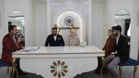 Bu çiftler evlilik yıl dönümünü 4 yılda bir kutlayacak