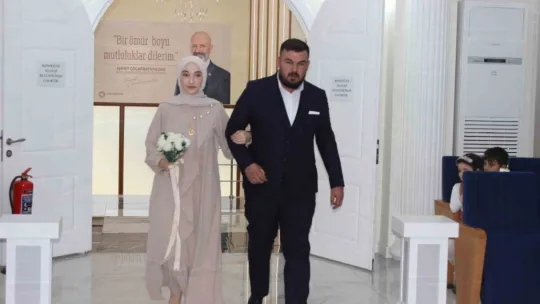 Bu çiftler evlilik yıl dönümünü 4 yılda bir kutlayacak