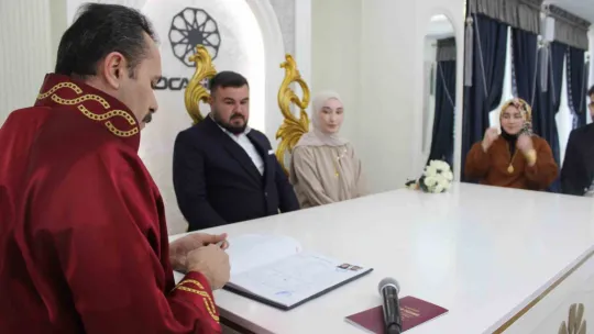 Bu çiftler evlilik yıl dönümünü 4 yılda bir kutlayacak