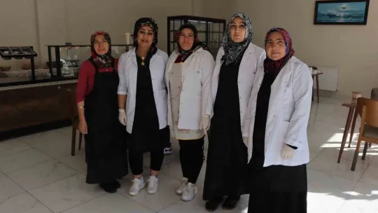 Bu lokantada sadece kadınlar çalışıyor