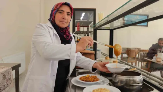 Bu lokantada sadece kadınlar çalışıyor