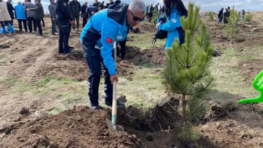 Bu sefer fidanlar deprem şehitleri için dikildi