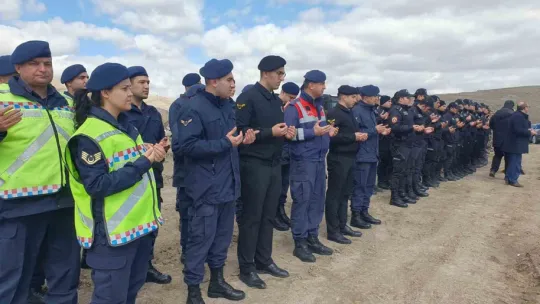 Bu sefer fidanlar deprem şehitleri için dikildi