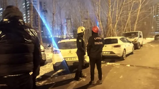 Bunalımda olan şahıs, evdeki eşyalarını camdan attı