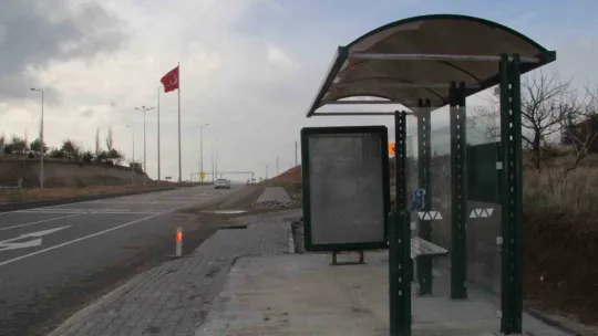 Bünyan'da bank, cam durak ve salıncaklar kuruldu