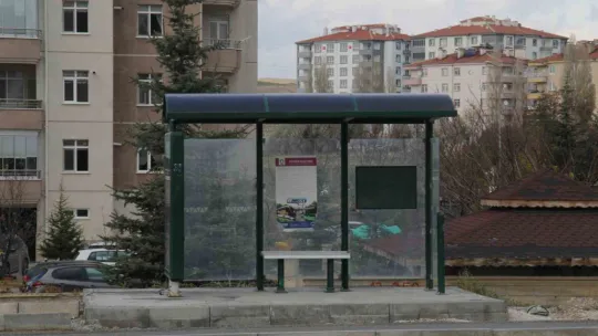 Bünyan'da bank, cam durak ve salıncaklar kuruldu