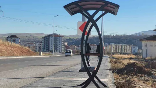 Bünyan'da bank, cam durak ve salıncaklar kuruldu