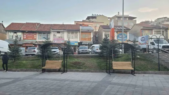 Bünyan'da bank, cam durak ve salıncaklar kuruldu