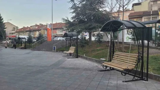 Bünyan'da bank, cam durak ve salıncaklar kuruldu