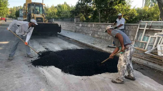 Bünyan'da bozuk yollar düzenleniyor