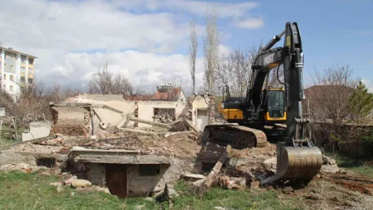 Bünyan'da metruk binalar yıkılıyor