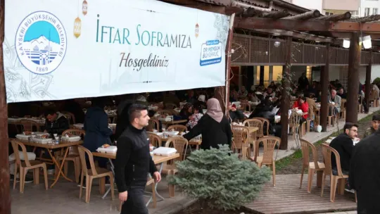 Büyükkılıç: 'Hem Kayseri'de hem de Kahramanmaraş'ta iftar sofralarımıza buluşuyoruz'