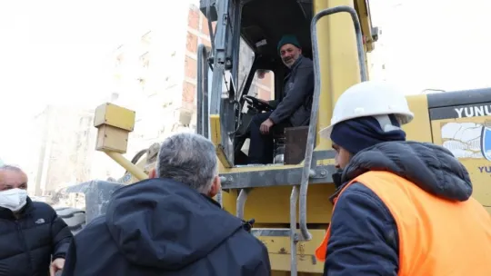 Büyükkılıç: 'Kayseri Büyükşehir, deprem bölgesinde temizlik çalışmalarına devam ediyor'