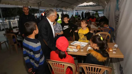 Büyükkılıç: 'Kayseri, canla başla Kahramanmaraşlı canlarımızın yanında'