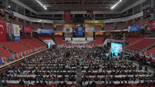 Büyükkılıç, AK Parti Kayseri İl Başkanlığı teşkilat iftarında partililerle bayramlaştı
